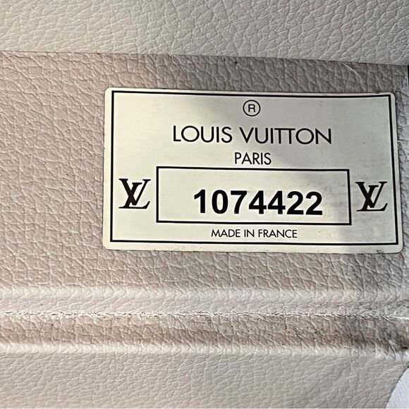 LOUIS VUITTON
Monogram Boite Pharmacie Toiletry Case - Picture 6 of 14